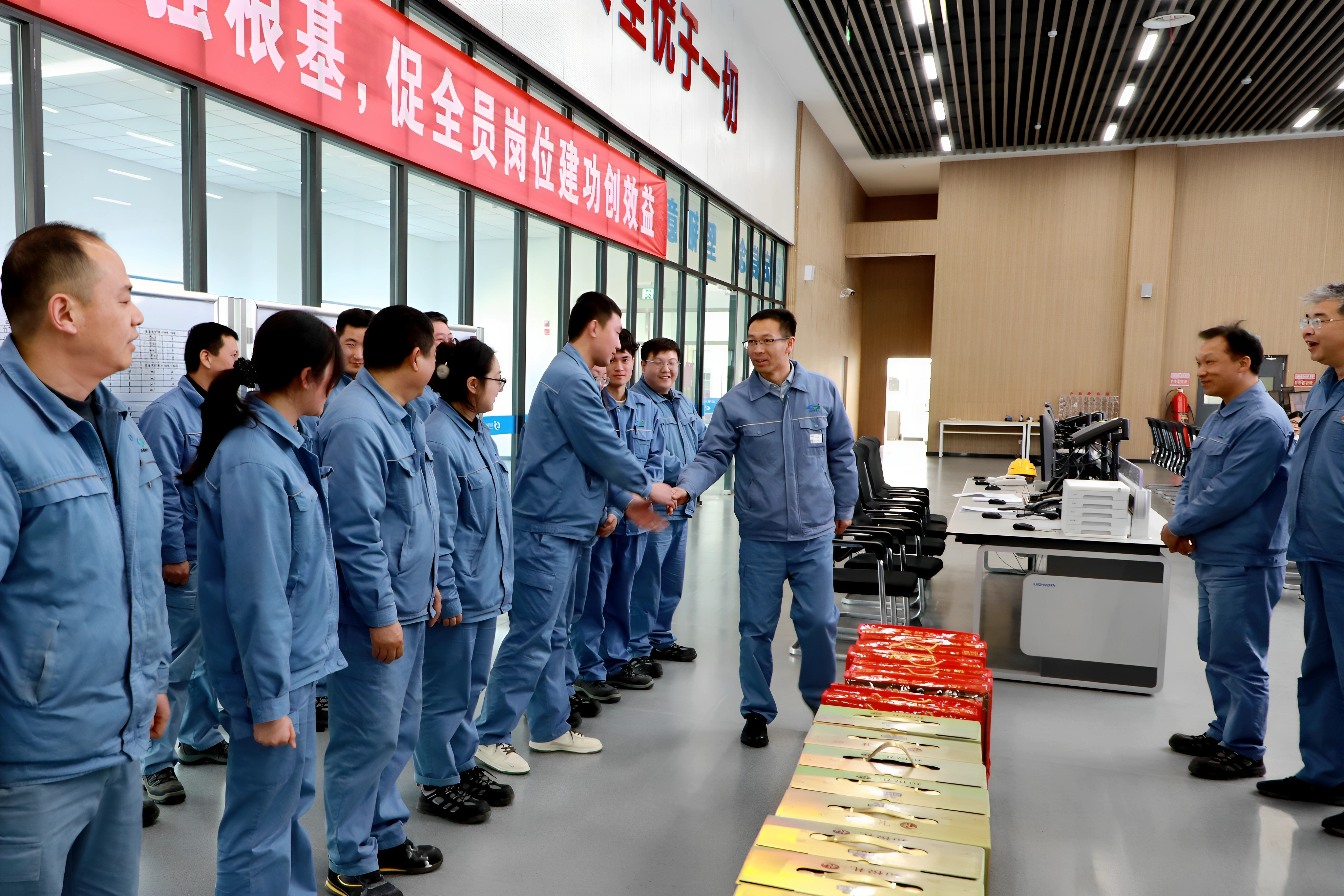 公司党委书记、董事长姜自成看望慰问一线岗位干部员工